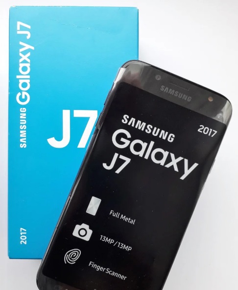 Смартфон SAMSUNG Galaxy J7 2017 Black (SM-J730FZKN) Смартфон SAMSUNG Galaxy J7 2017 Black (SM-J730FZKN)
